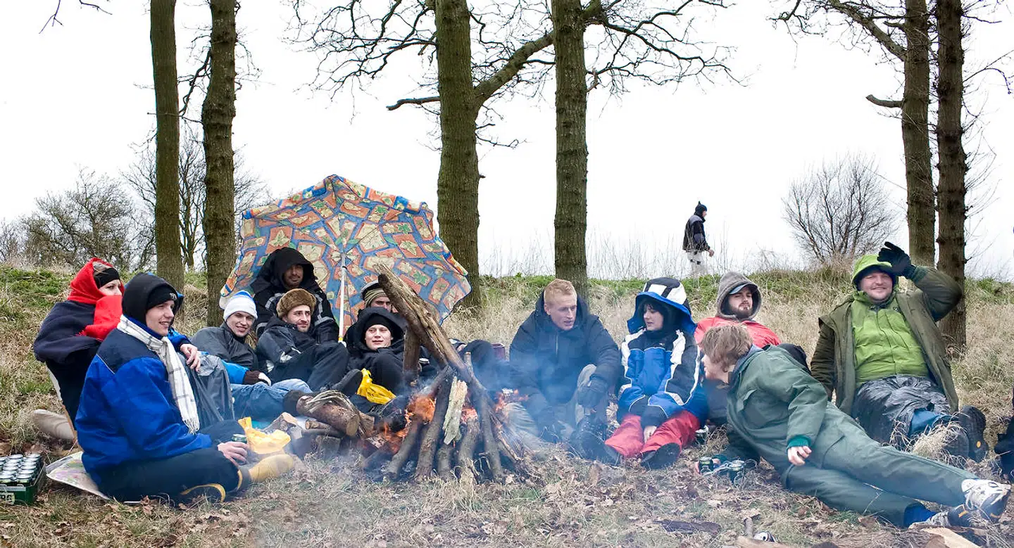 Påskelørdag er en af årets vigtigste dage, hvor ærøboerne valfarter til strandene for at koge æg og drikke håndbajerer. I 2008 var sne og stormvejr er ingen hindring for de barske øboer.