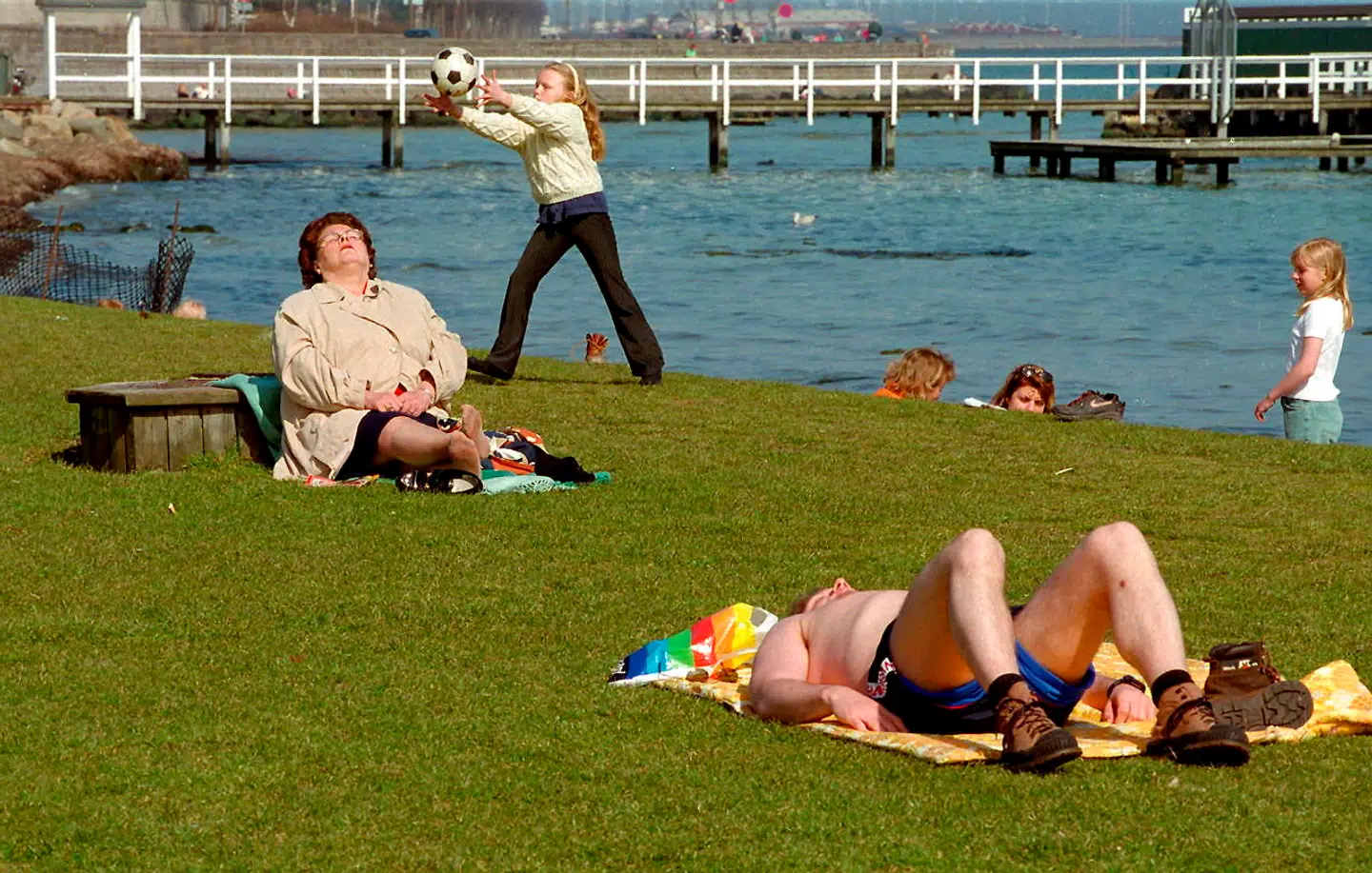 Der blev badet i solen påskesolen ved Charlottenlund Fort nord for København i 1999.