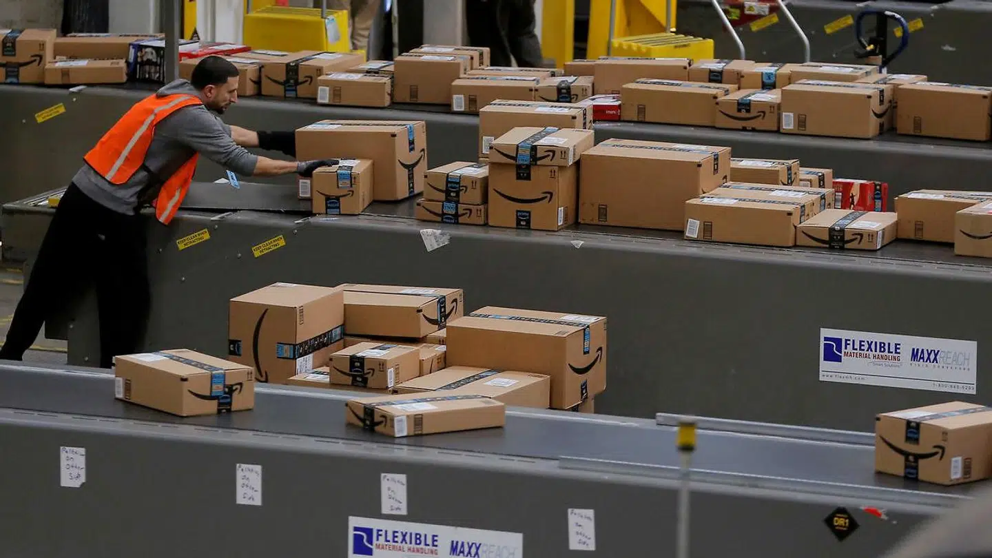 Et billede af et af Amazons lagerhuse i USA.