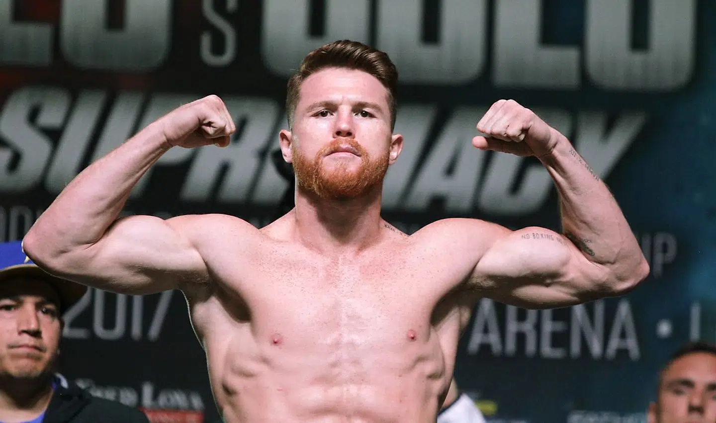 Saul "Canelo" Alvarez viser musklerne til indvejningen inden sin kamp mod Julio Cesar Chavez, hvor han vandt sikkert på point. Ifølge ESPN er Canelo Alvarez den fjerdebedste bokser på tværs af alle vægtklasser.