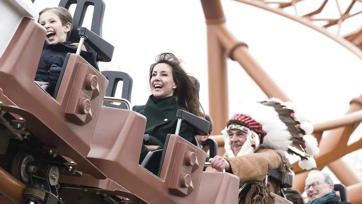 Både prinsesse Marie, prins Henrik (forrest) og Lego-ejer Kjeld Kirk Kristiansen (bagerst) nød øjensynligt en tur i den nye forlystelse.