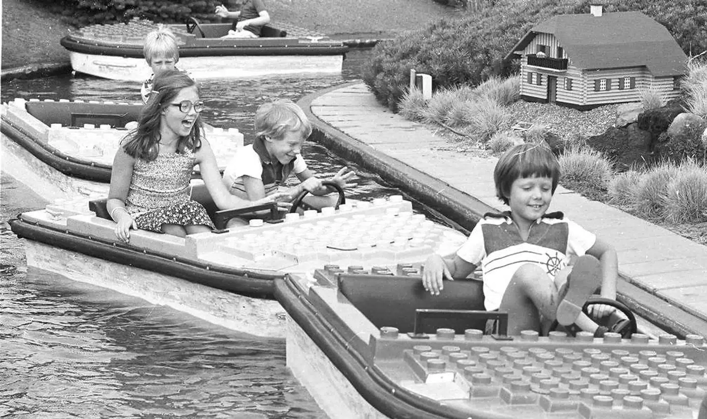 Kronprins Frederik (forreste båd) og prins Joachim (båden i midten) har flere gange besøgt Legoland som både voksne og børn. Her ses de i deres yngre dage, hvor Dronning Ingrid havde inviteret flere af sine børnebørn med i forlystelsesparken.