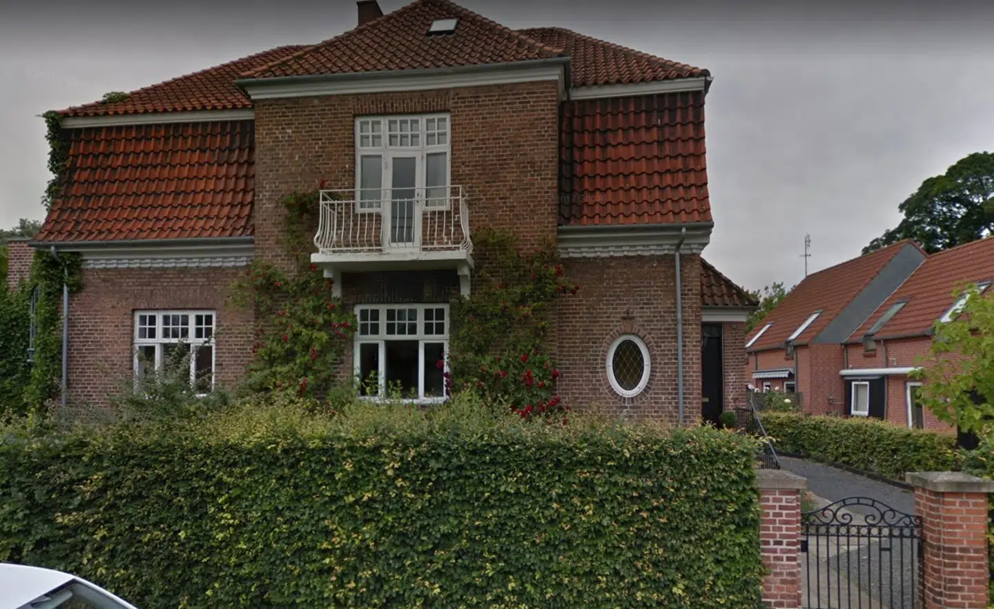 Den nederste etage i denne villa, som Lise Nørgaard beboede som barn, kan blive din.