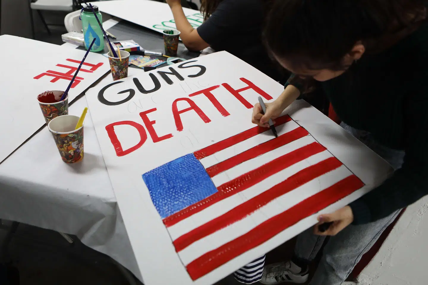Demonstrationen March for Our Lives vil lørdag løbe af stablen i 841 byer over hele verden. Her maler unge i Los Angeles skilte til demonstrationen, der protesterer for øget våbenkontrol. Scanpix/Mario Tama