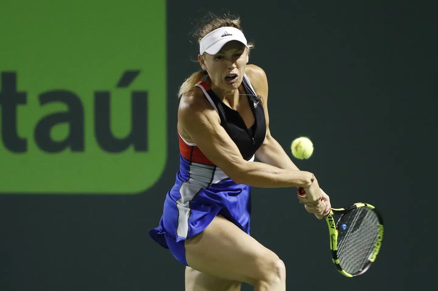 Caroline Wozniacki lagde stærkt ud, men måtte se sig slået af verdensrangslistens nummer 82 og er dermed ude af Miami Open. Scanpix/Geoff Burke