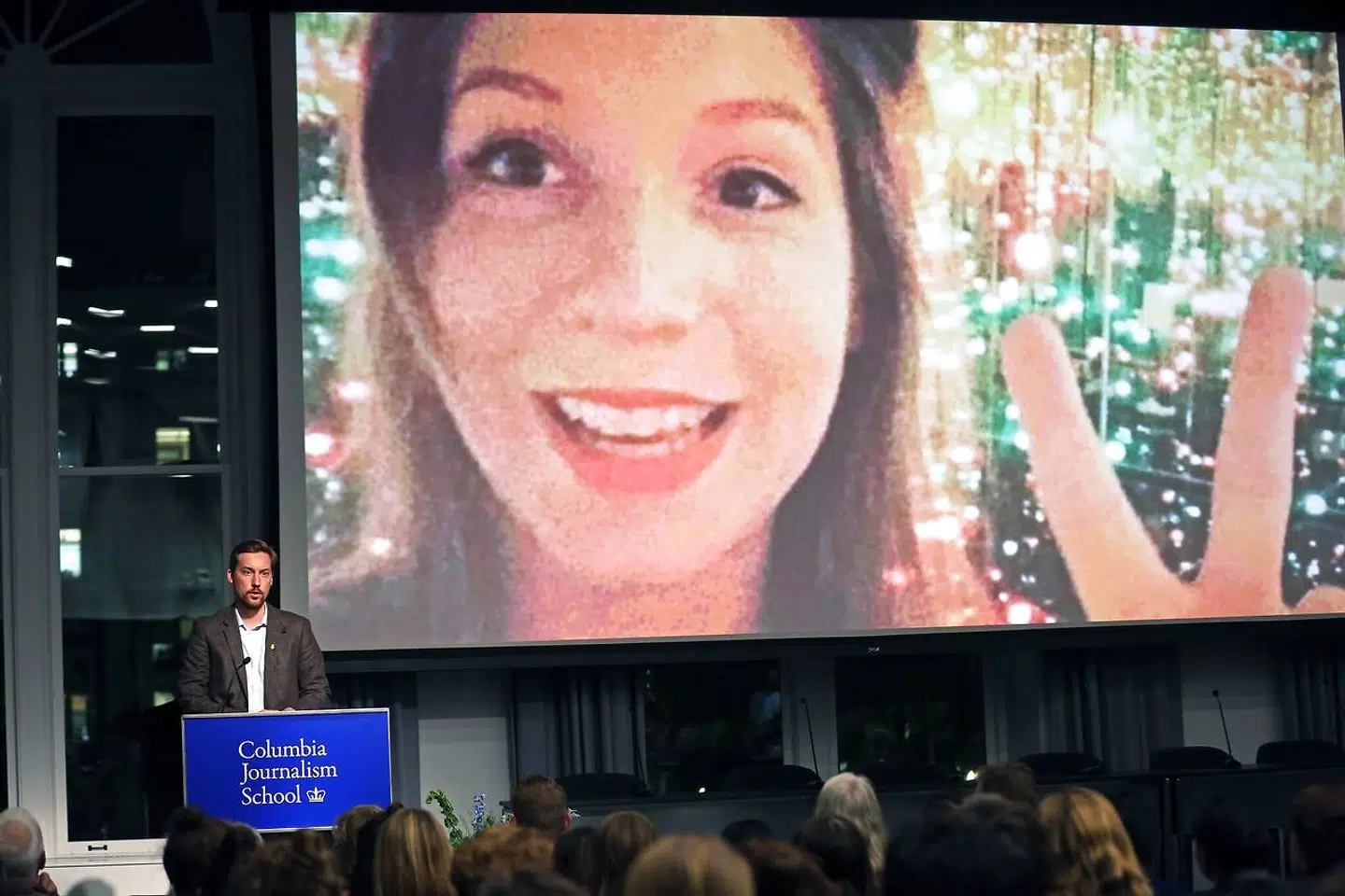 Her ses Tom Wall, Kim Walls bror, under mindesstund for Kim Wall på Columbia Journalism School, hvor hun tidligere var elev.