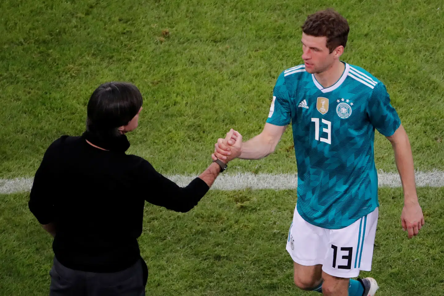 Angriberen Thomas Müller, som scorede Tysklands eneste mål, giver hånd til landstræner Joachim Löw, som skiftede Bayern München-spilleren ud. Reuters/Wolfgang Rattay