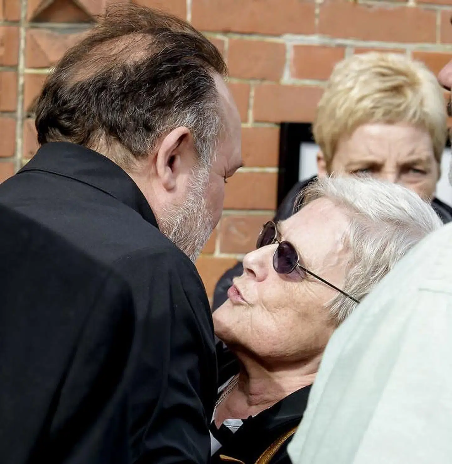 Hans Henrik Palm trøster Hanne Hansen, der er blevet enke efter eksbokseren Jørgen 'Gamle' Hansens død.
