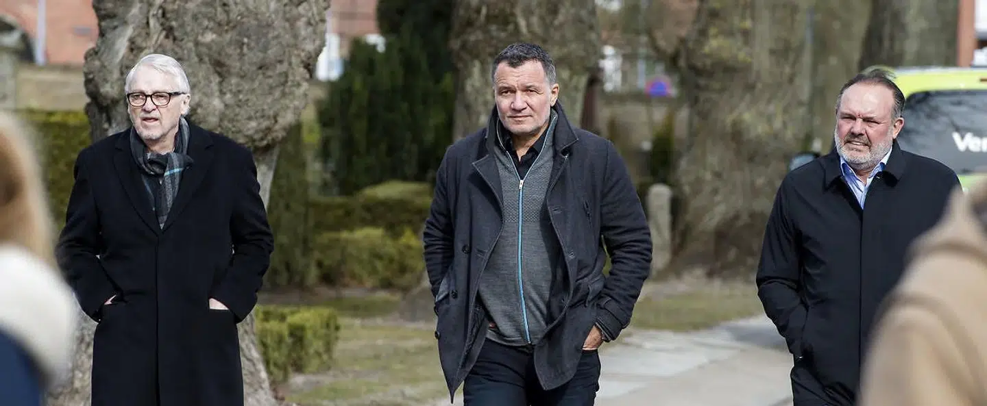 Ole Frederiksen, Michael Carøe og Hans Henrik Palm ankommer til Jørgen 'Gamle' Hansens bisættelse i Aalborg.