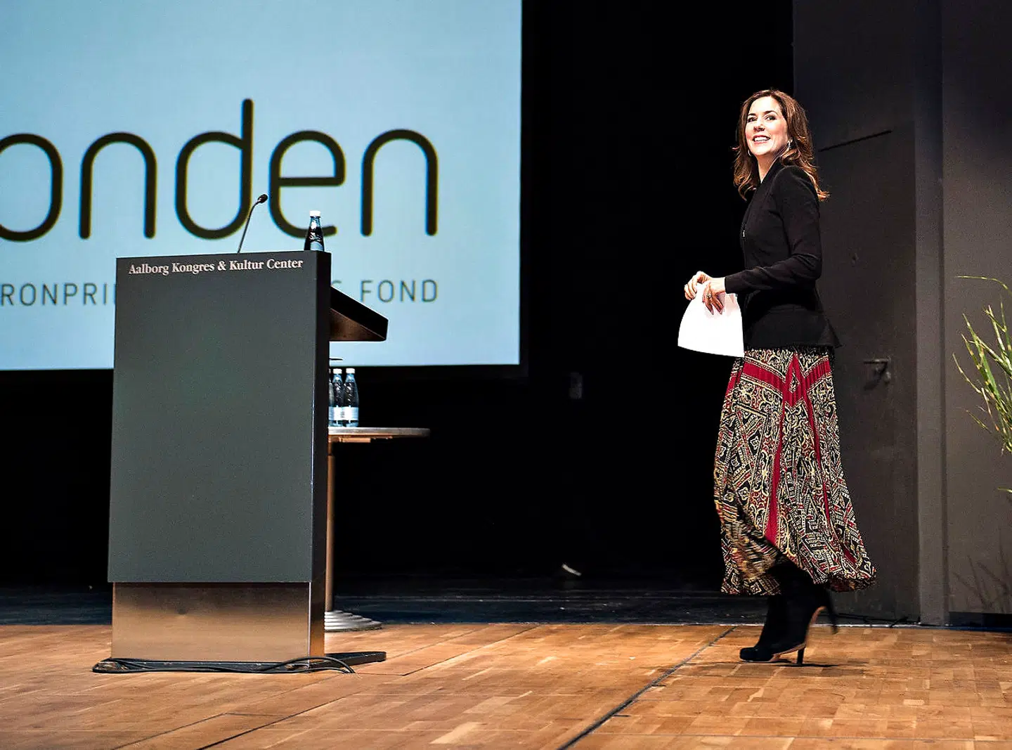 HKH Kronprinsesse Mary på vej mod talerstolen til Skolelederforeningens årsmøde, torsdag den 2. november 2017 i Aalborg Kongres og Kulturcenter. ´I ført nederdel fra Heartmade