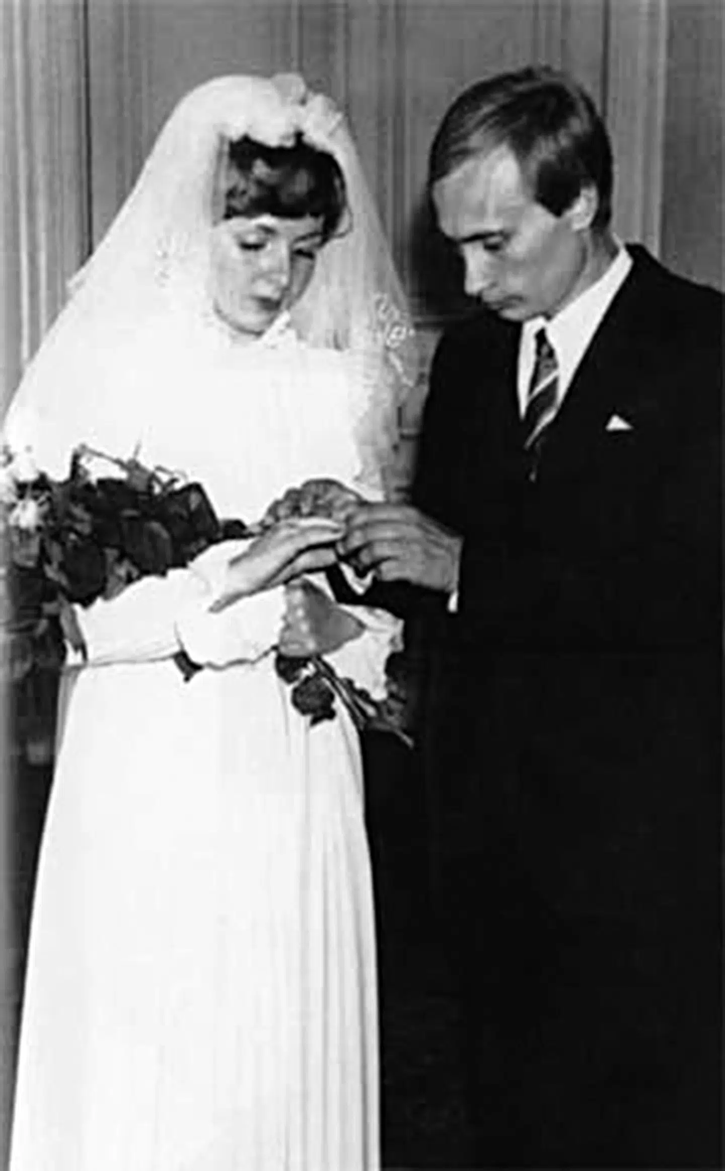 Bryllupsfoto fra 1983 af Vladimir Putin og den tidligere stewardesse Ljudmila.