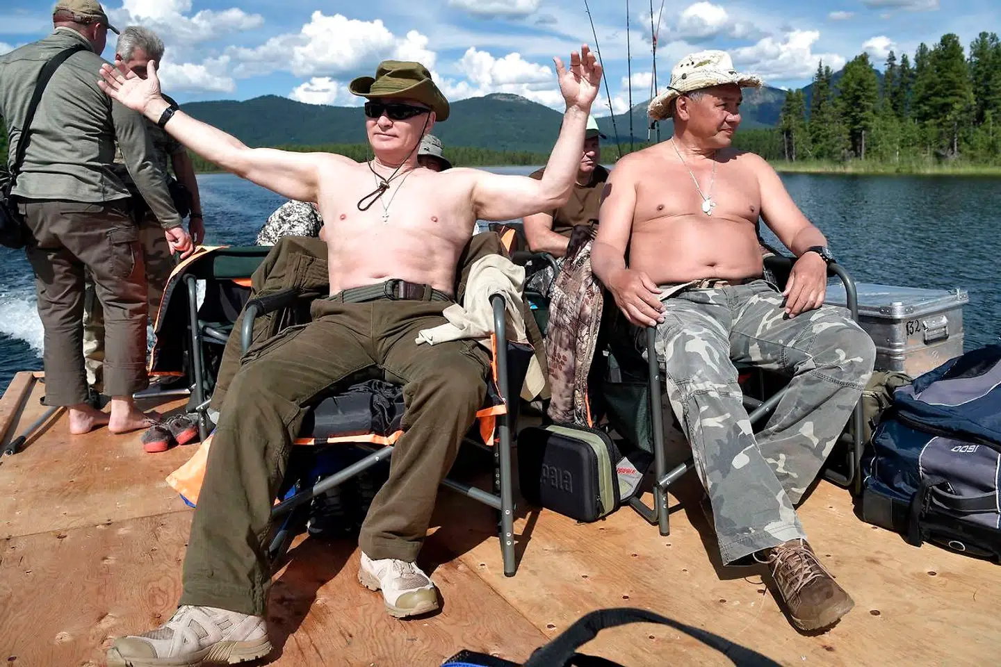 Vladimir Putin (tv.) på fisketur i Sibirien. Den 1. august 2017.