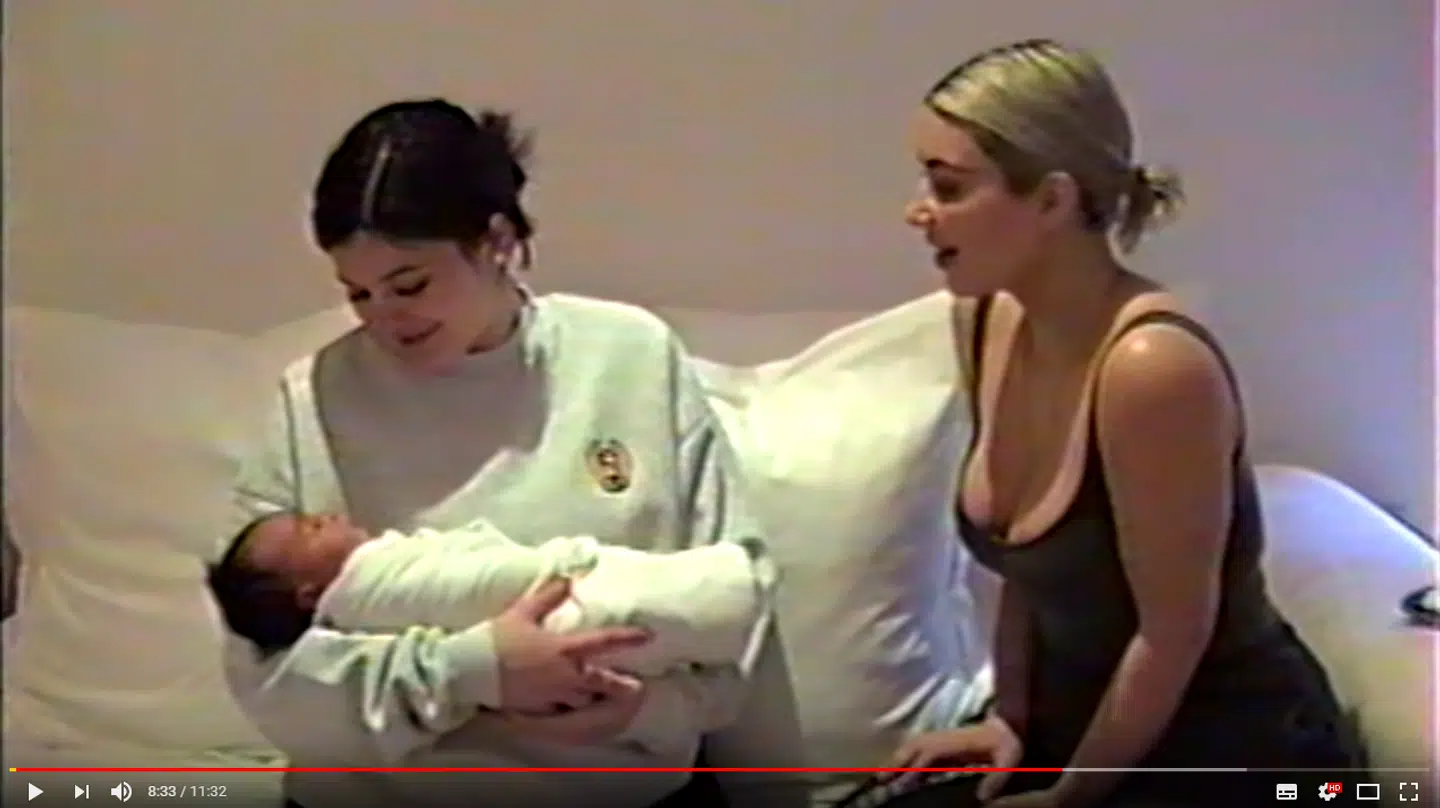 Kylie Jenner lagde en video ud på YouTube for at afsløre sin graviditet. I videoen kunne man også opleve et lille glimt af Kim Kardashian og Kanye Wests nyfødte baby Chicago West.