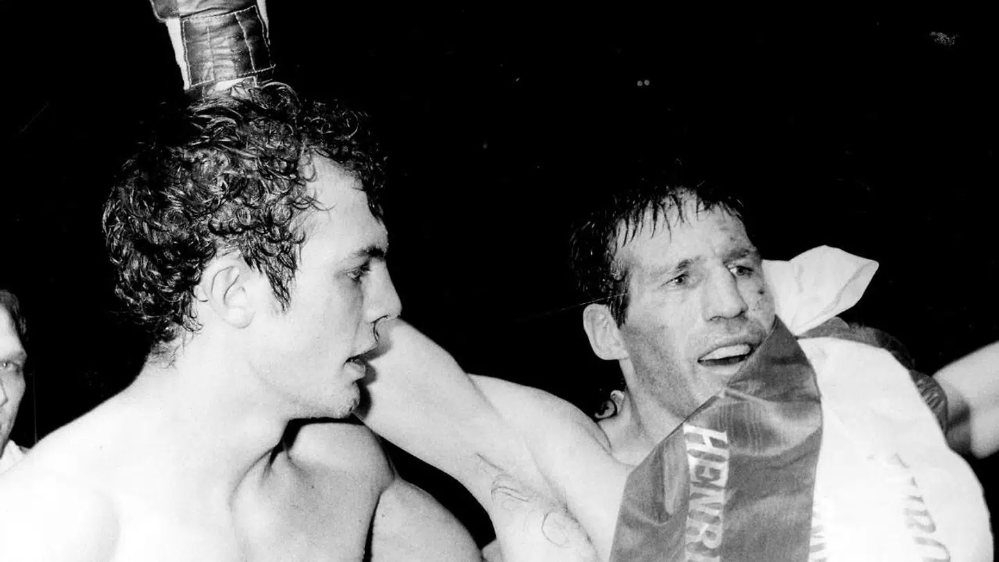 Jørgen 'Gamle' Hansen, til højre, fejrer sejren over Hans Henrik Palm i de to bokseres første EM-kamp i 1980.