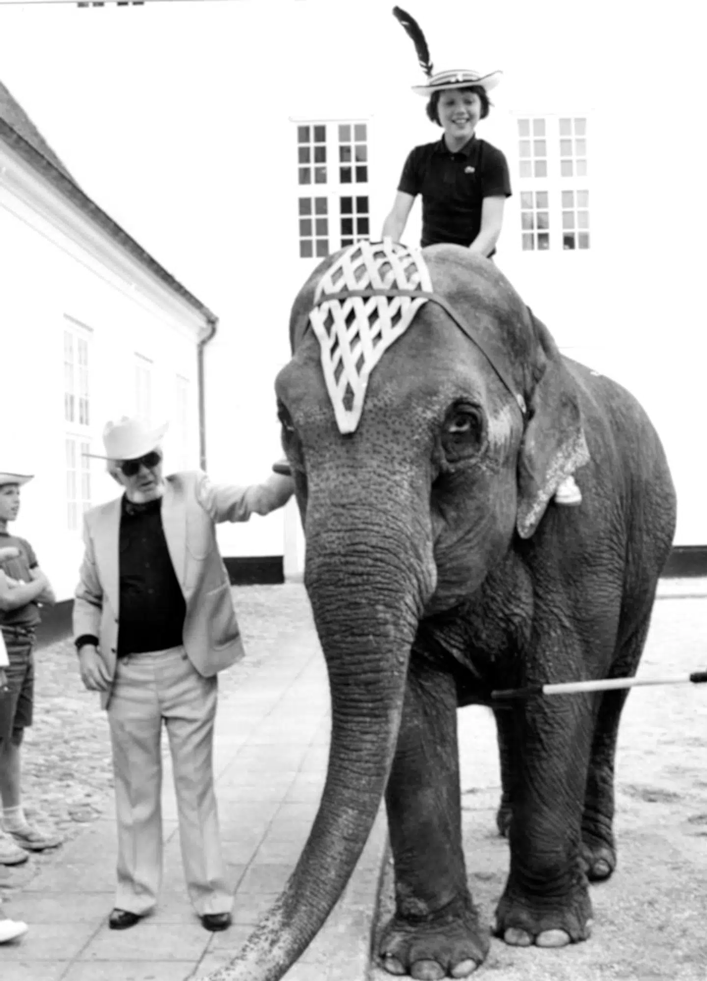 Mange danskere har været en tur i Cirkus Benneweis. Således også kongefamilien. Her ses en ung kronprins Frederik, da han i Graasten fik en tur på en af cirkuselefanterne. Det er Eli Benneweis, der står ved elefanten.