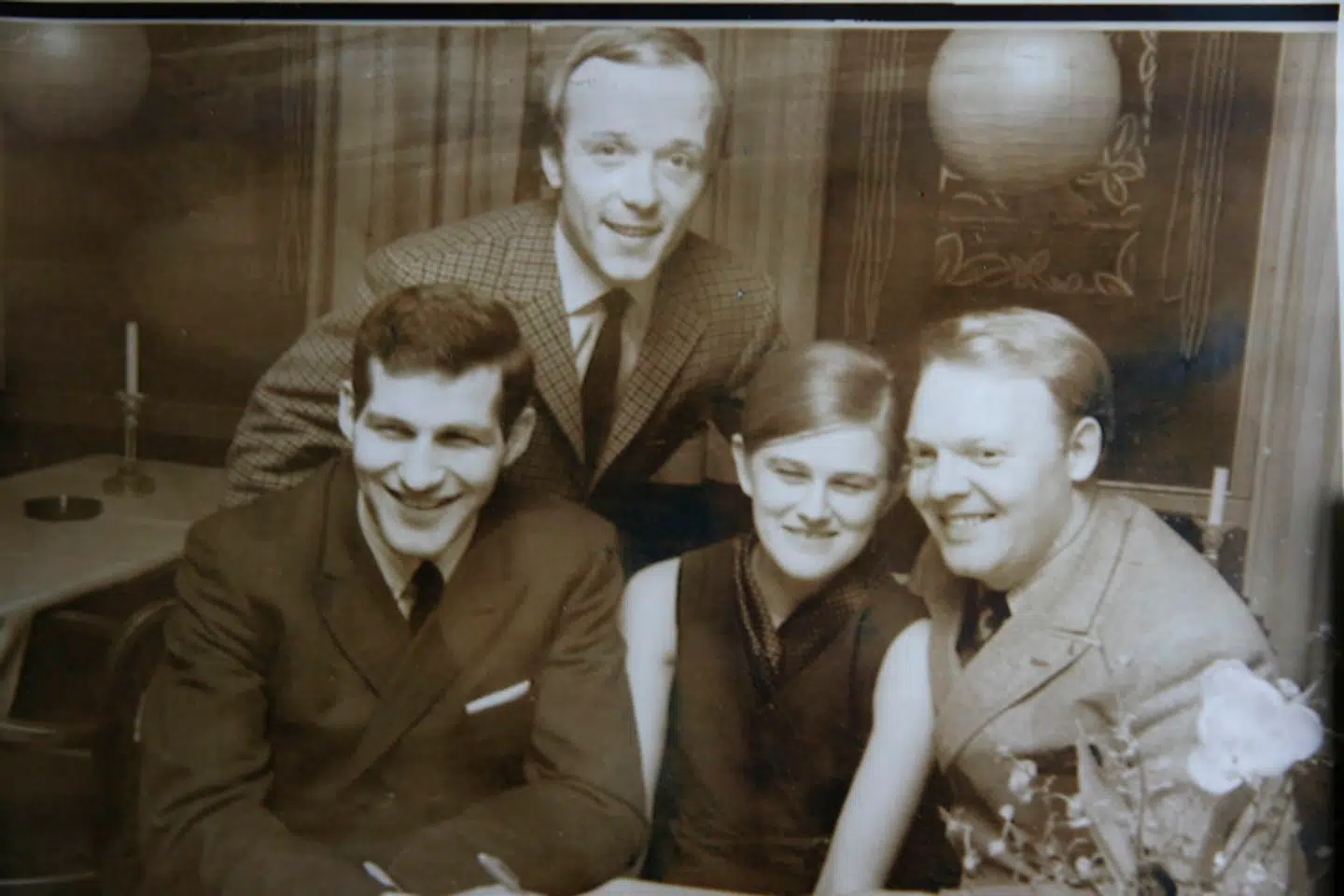 Jørgen Hansen og kone sammen med Mogens Palle på Bjørn Tidmands restaurant "Det lille Thehus" i Karolinelund i Aalborg.