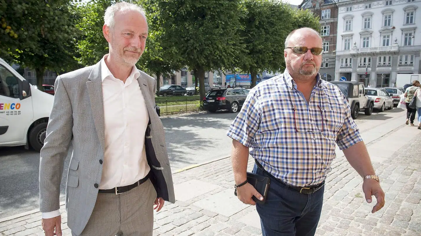 Divisionsforeningens direktør, Claus Thomsen (tv) afviser, at den nye superligastruktur bidrager til, at det måske kan betale sig at tabe i grundspillet.