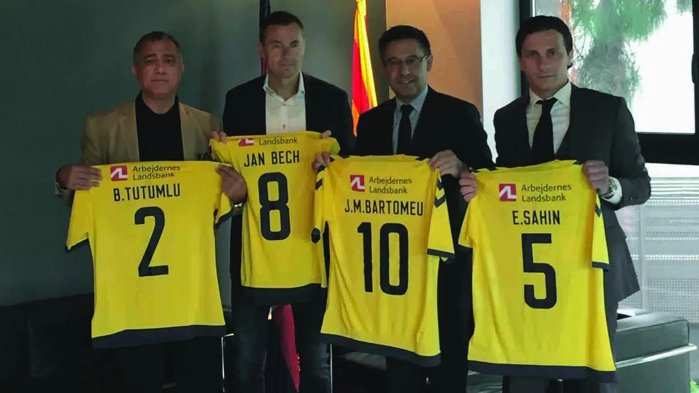 Her er billedet fra maj, hvor Bayram Tutumlu, Jan Bech Andersen, Barcelonas præsident, Josep Maria Bartomeu, og Tutumlus rådgiver Evren Sahin poserer med hver deres Brøndby-trøje.