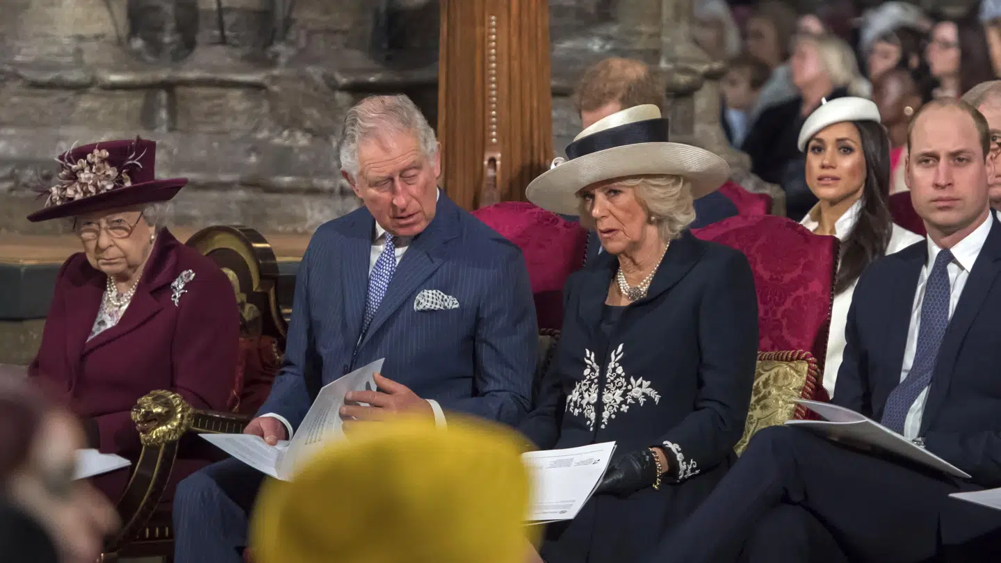 De britiske royale må pænt blive hjemme fra VM i fodbold. Fra venstre er det dronning Elizabeth, prins Charles, hans hustru Camilla Parker-Bowles, og Charles' søn, prins William, som har titel af præsident for det engelske fodboldforbund.