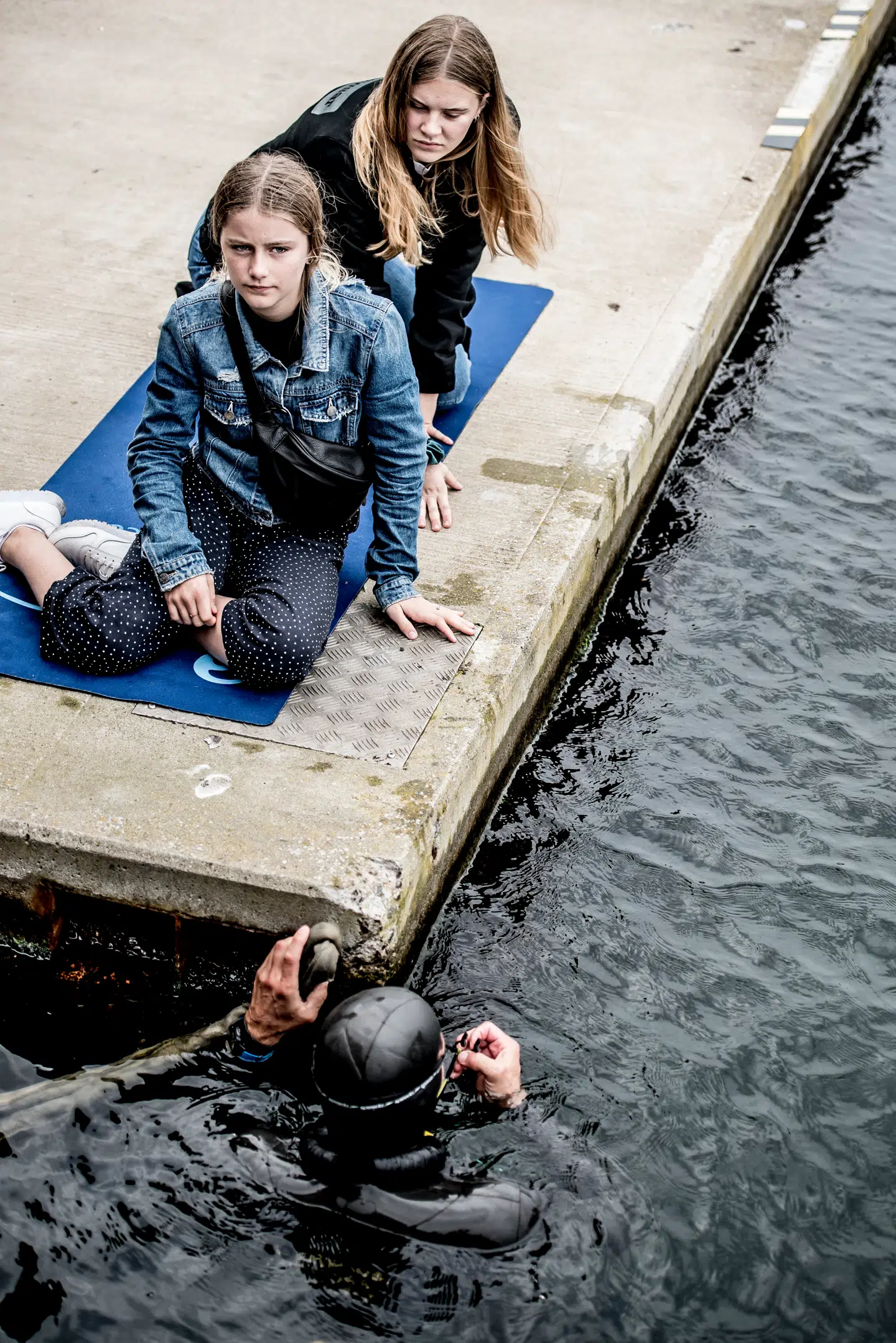 Fridykker Stig Pryds vil I dag, lørdag den 30. September, forsøge at sætte verdensrekord i dyk i åbent vand. Stig Pryds vil forsøge at slå det længst registrerede dyk på 177 meter på kun ét åndedrag. Dykket starter fra den sydlige ende af i Nyborg Havn ved Toldbodgade og dykkes mod den gamle Toldbod. Stig Pryds slog rekorden og dykkede 180 meter, her ses han umiddelbart efter at han er hoppet i vandet, mens hans to børn er ved hans side.. (Foto: Mads Claus Rasmussen/Scanpix 2017)