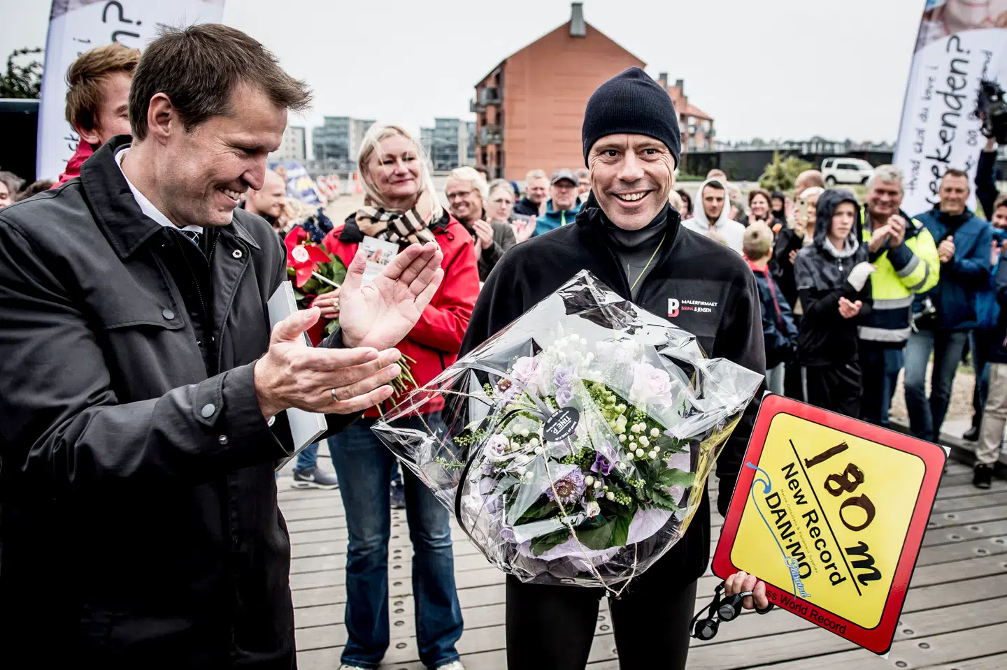 Lørdag den 30. september 2017 satte fridykker Stig Pryds verdensrekord i dyk i åbent vand, da han dykkkede 180 meter på kun ét åndedrag. Her er han umiddelbart efter med sine døtre. Foto Mads Claus Rasmussen
