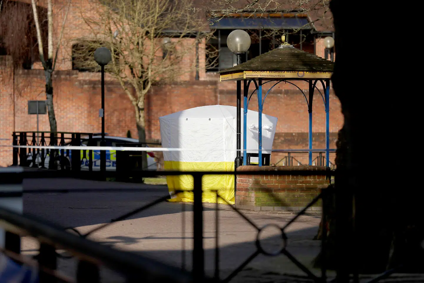 Det var her på en bænk i den sydengelske flække, at den tidligere dobbeltagent Sergeh Skripal og hans 33-årige datter søndag den 4. marts blev fundet bevidstløse og i overhængende livsfare den 4. marts. de var blevet forgiftet med den russiske, militære nervegift Novichok.