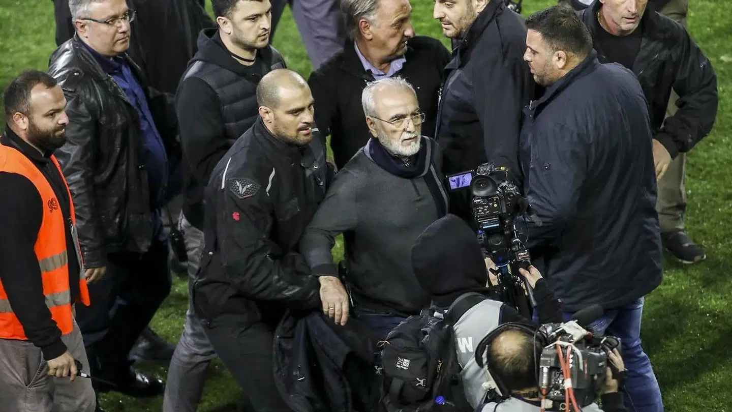 Ivan Savvidis (i midten) undskylder for at have invaderet banen med en pistol.