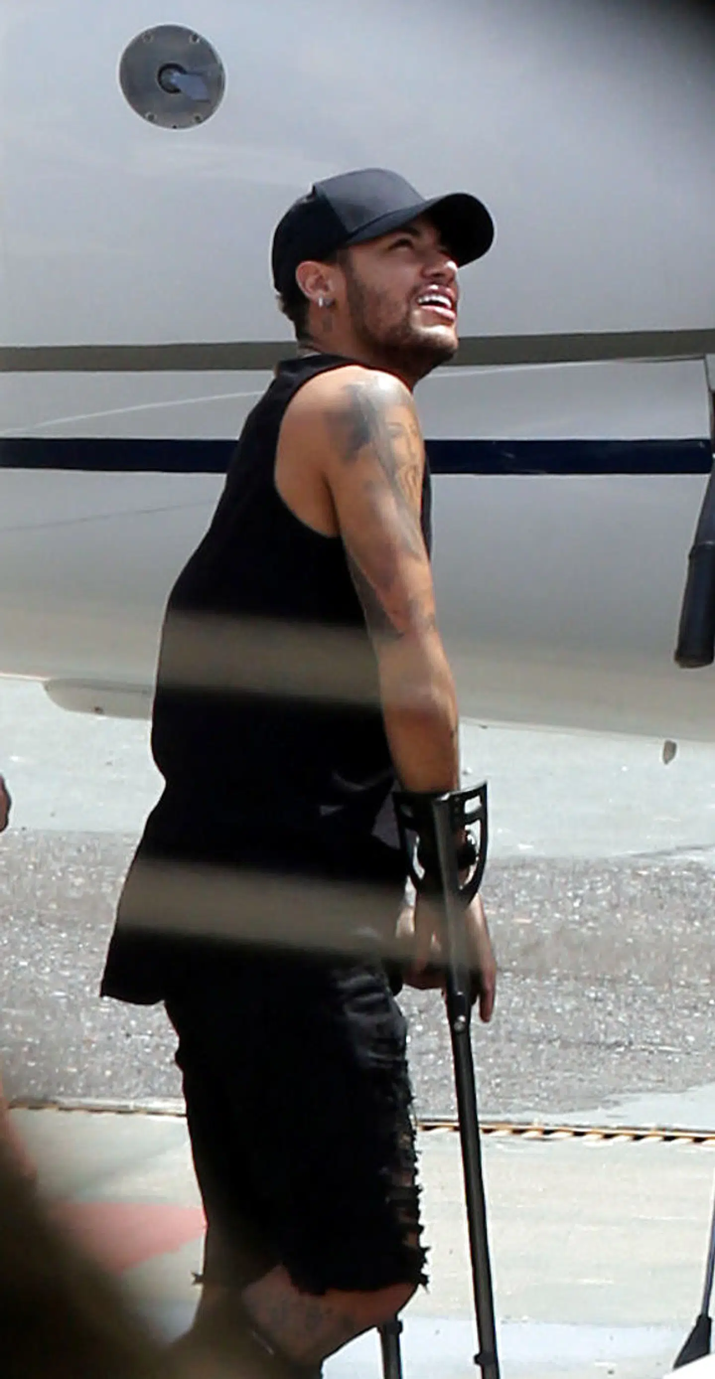 Neymar er blevet opereret i Belo Horizonte, og han plejer stadig sin skade i hjemlandet.