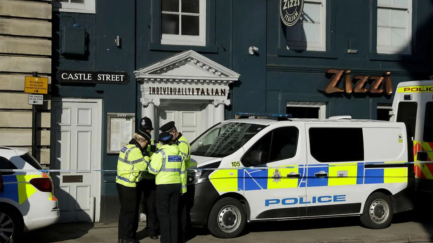 Politifolk på arbejde foran Zizzi-restauranten i Salisbury - tæt på stedet, hvor den tidligere dobbeltagent Sergej Skripal blev fundet i kritisk tilstand.