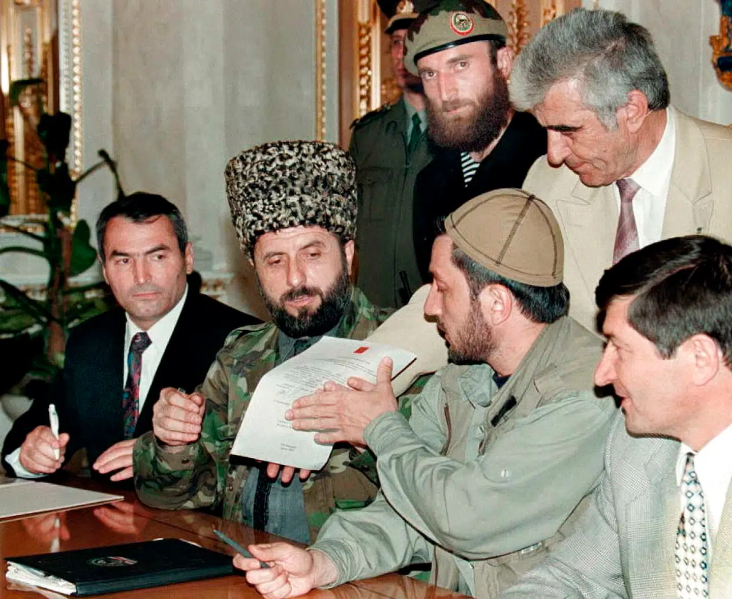 Zelimkhan Yandarbiyev (midt i billedet med høj hat)