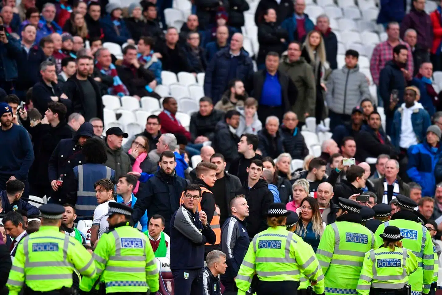 Politiet forsamlet sig foran vrede tilskuere på London Stadium.