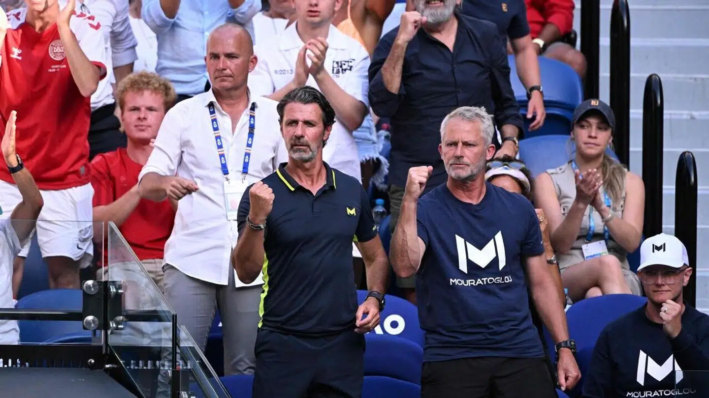 Stjernetræneren Patrick Mouratoglou (i gul og blå polo) står her ved siden af Lars Christensen ved Australian Open. Men det er ikke meget, man har set til den danske træner den seneste tid.