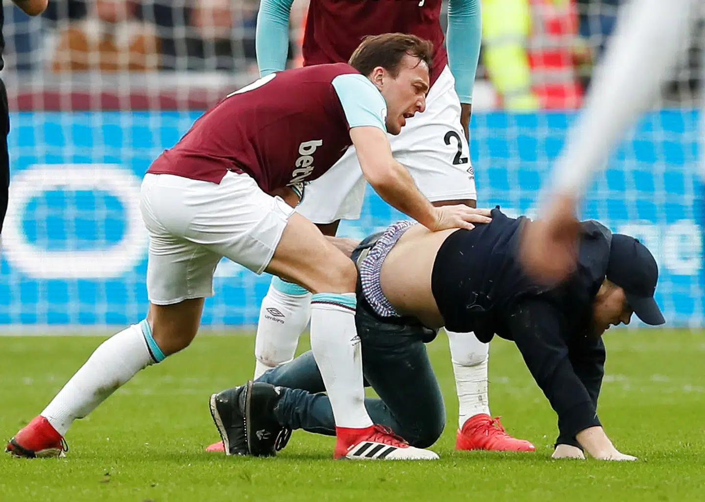 Mark Noble har godt fat i baneløberen.