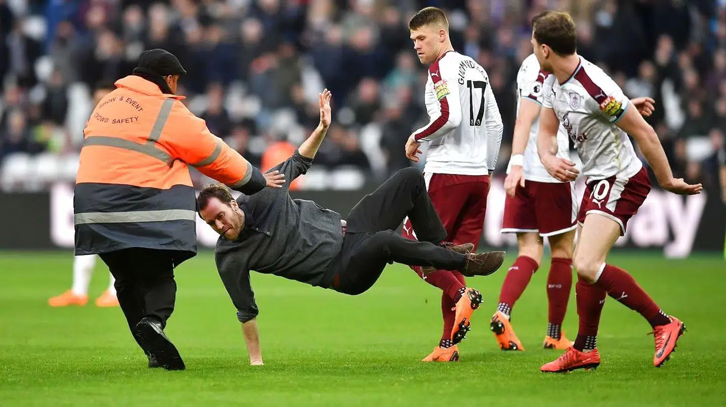 Ashley Barnes fra Burnley fælder en baneløber.