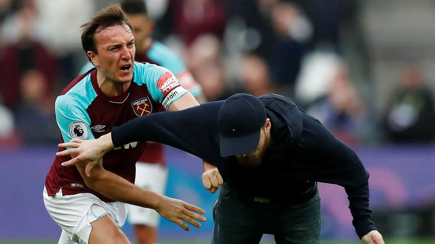 En vred West Ham-fan løb ind på banen i kampen mellem West Ham og Burnley, som gæsterne vandt 3-0. Her bliver han nedlagt af West Hams anfører, Mark Noble.