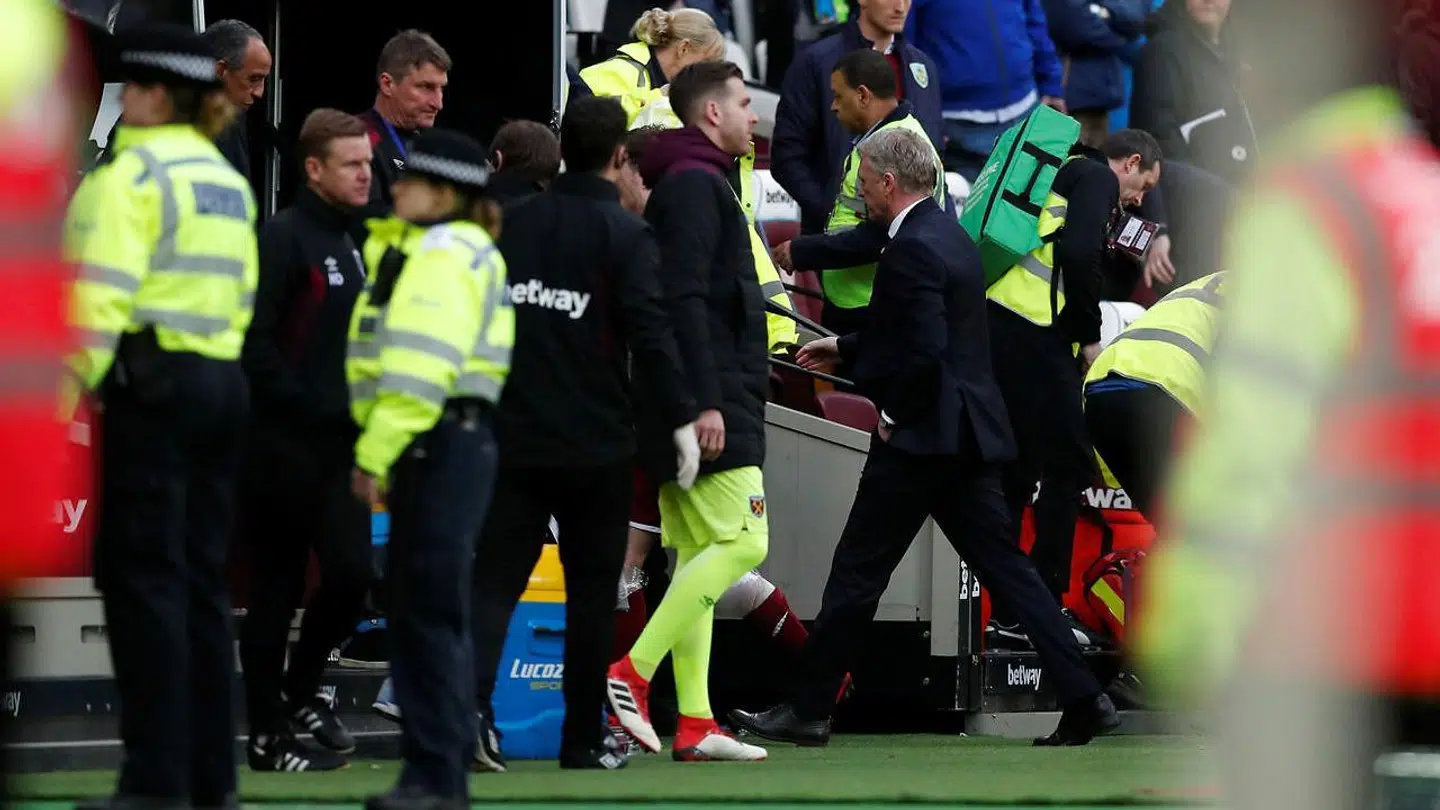 David Moyes (gående, th) var utilfreds med opførslen fra nogle af West Hams fans under og efter nederlaget til Burnley.