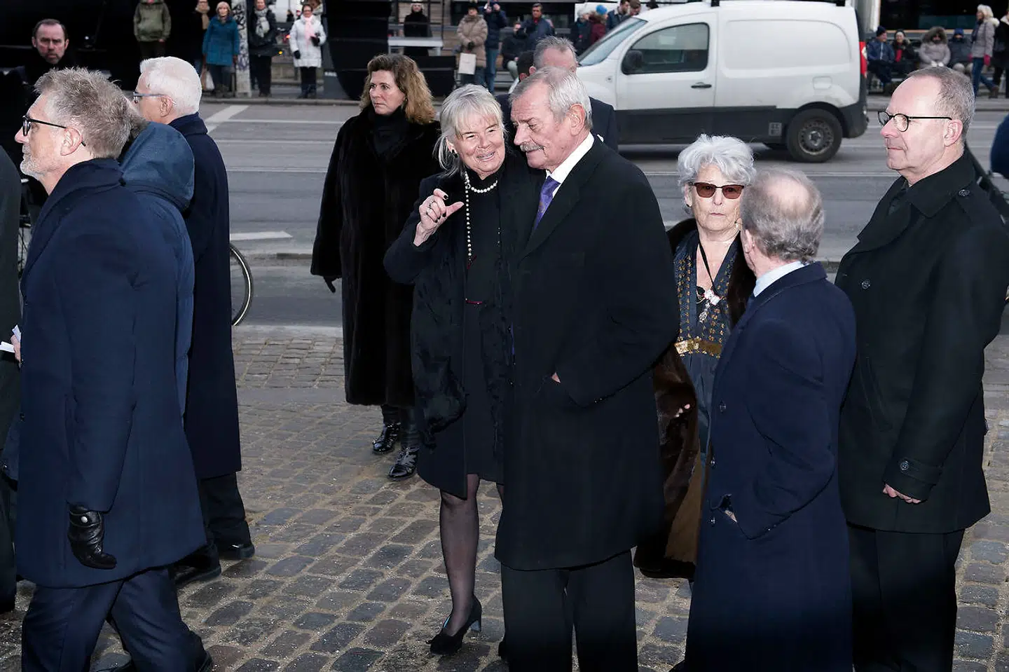 Pilou Asbæks forældre, Jacob og Patricia Asbæk, var blandt de særligt indbudte til Castrum Doloris for Prins Henrik i Christiansborg Slotskirke.
