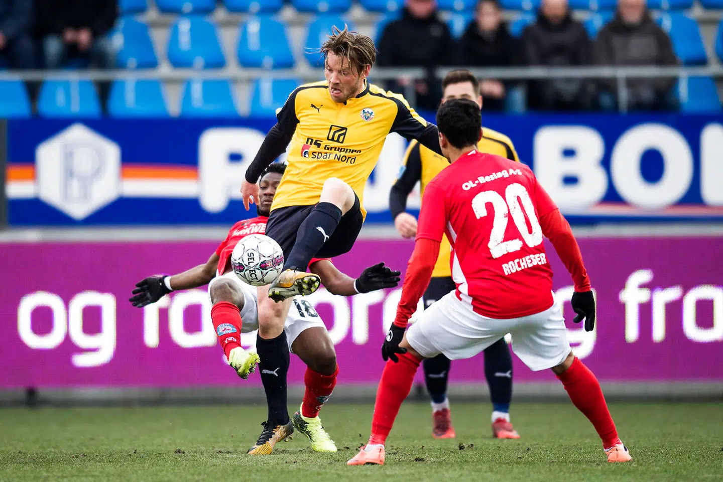 Hobro IK's Pål Alexander Kirkevold i duel med Silkeborg IF's Ibrahim Moro og Marc Rochester Sørensen.