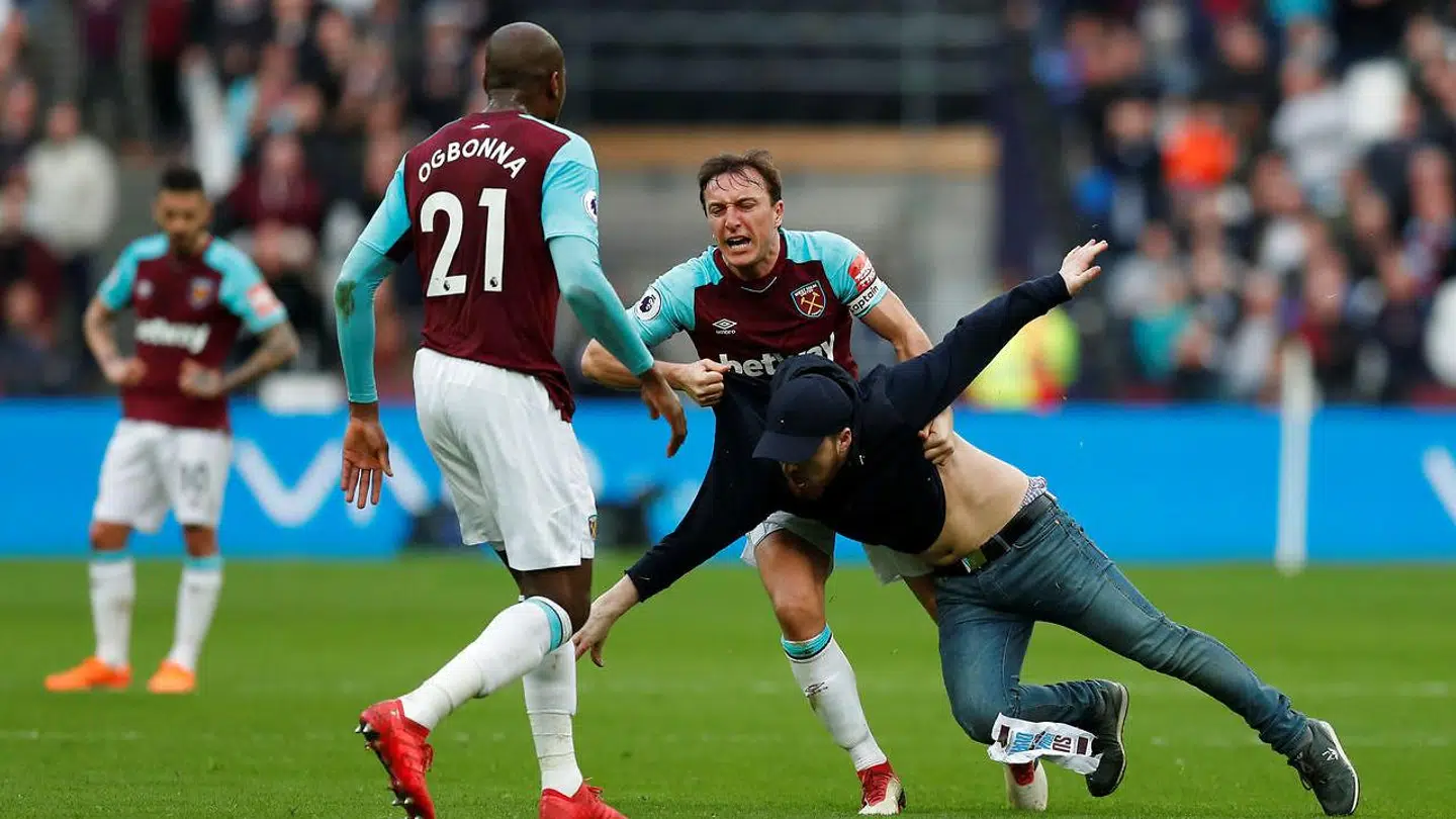 West Ham-anfører Mark Noble får tacklet en baneløber i kampen mod Burnley.