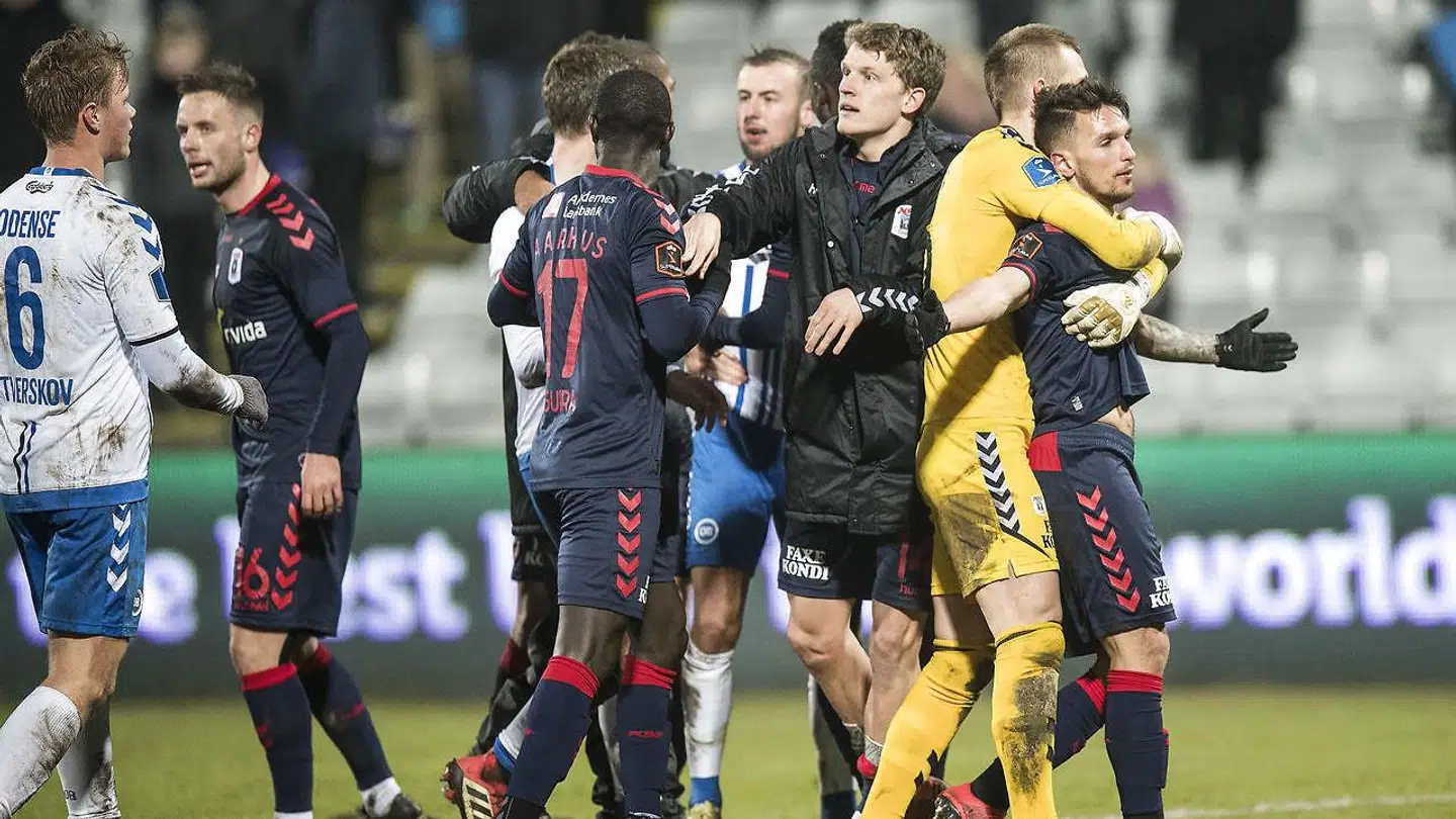 Dino Mikanovic (th) jublede lidt for provokerende efter OB-spillernes mening, og der opstod lidt tumult på banen efter Superliga-kampen, som AGF vandt 1-0.