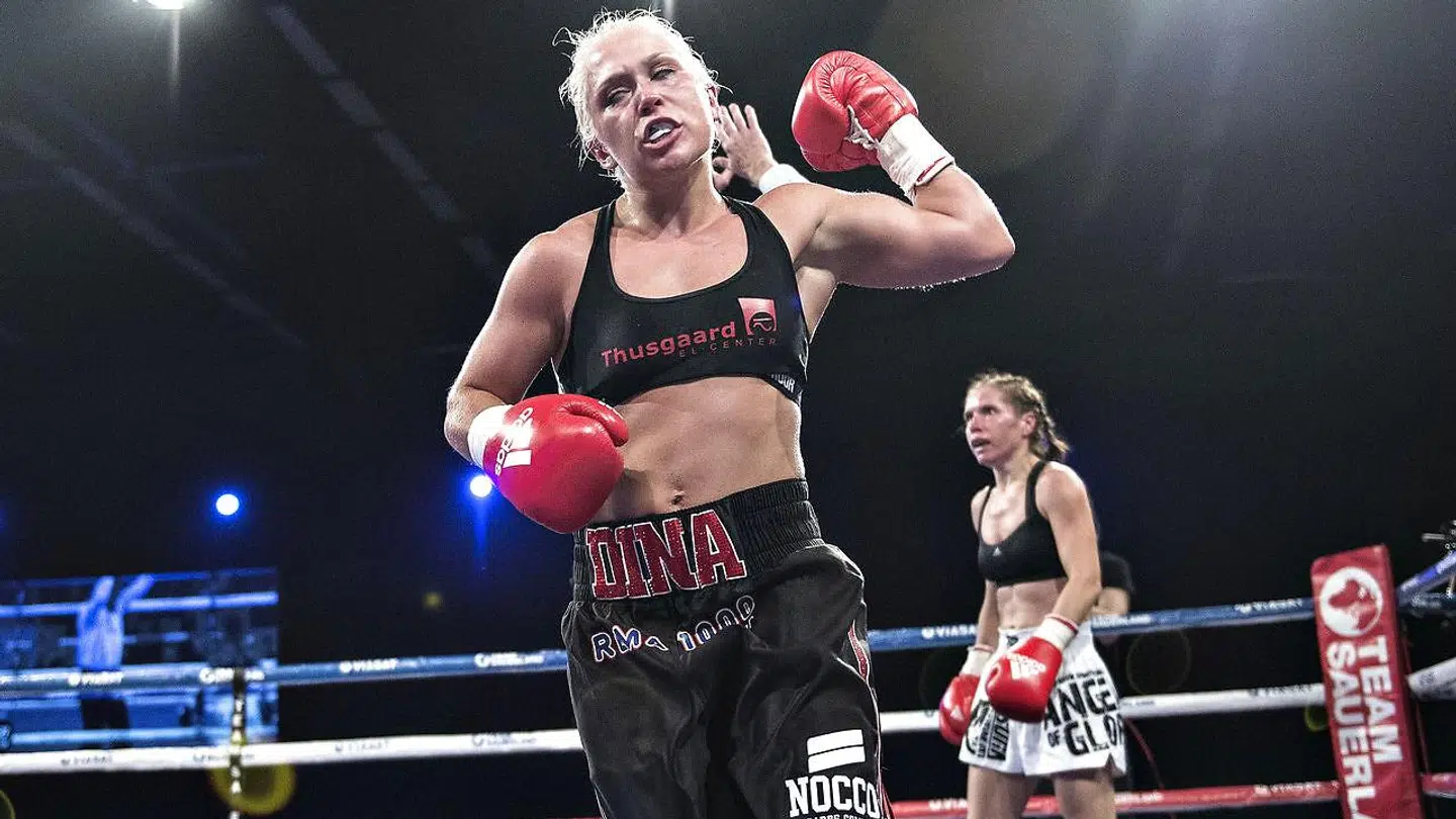 Dina Thorslund vinder på teknisk knockout over ukrainske Oksana Romanova til stævnet Nordic Fight Night.