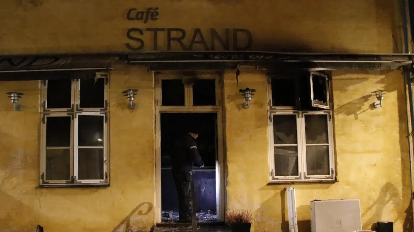 Det gamle kendte Dragør Strandhotel blev natten til fredag ramt af en brand.