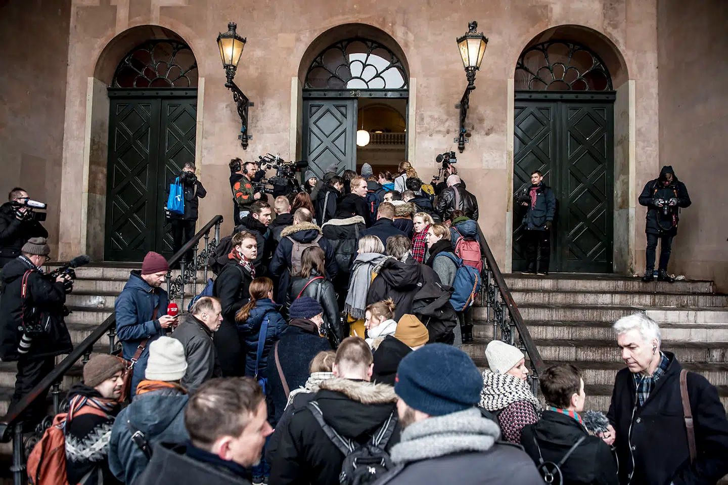 Journalister fra hele verden på vej ind i byretten, hvor alle skulle sikkerhedstjekkes, før de kunne få adgang til salen.