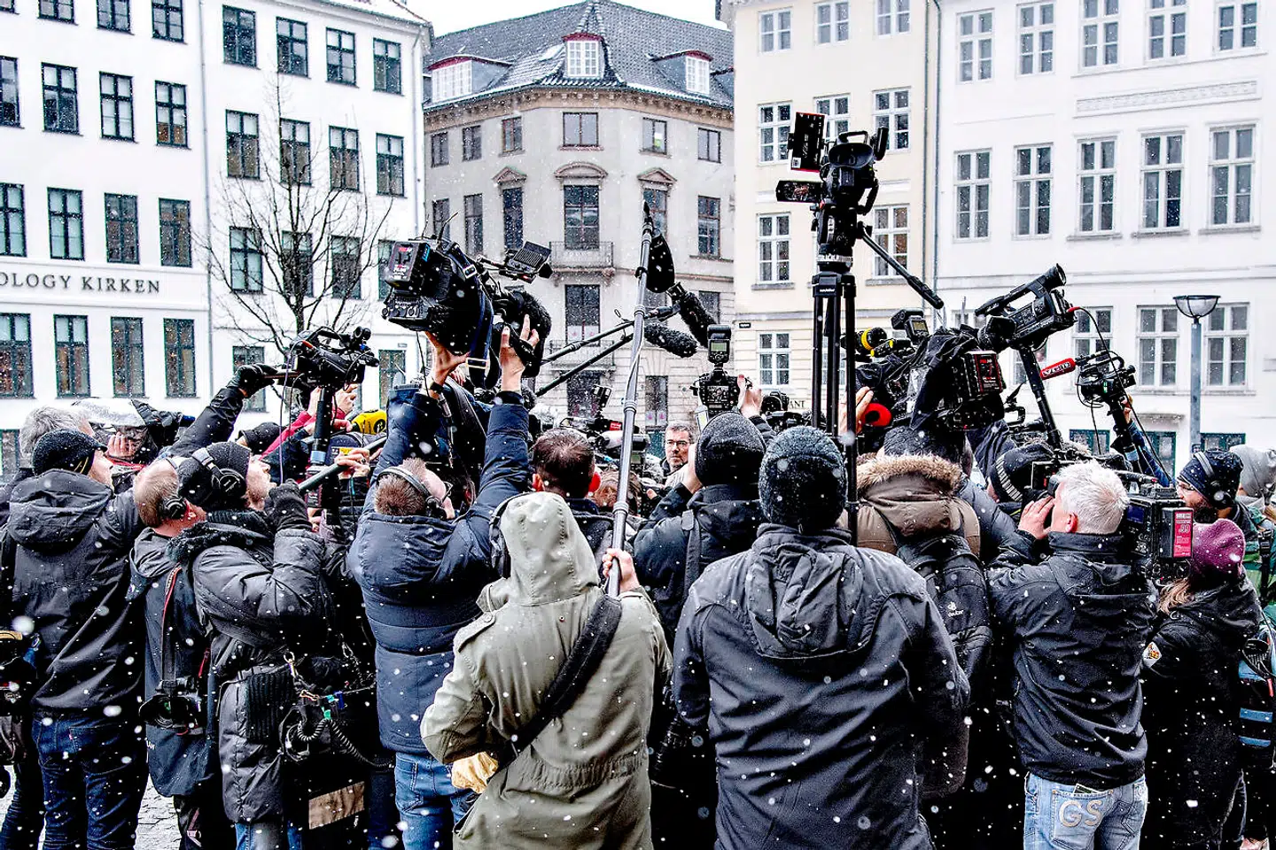 Anklager Jakob Buch-Jepsen omringes af presse fra hele verden, da han ankommer til byretten.