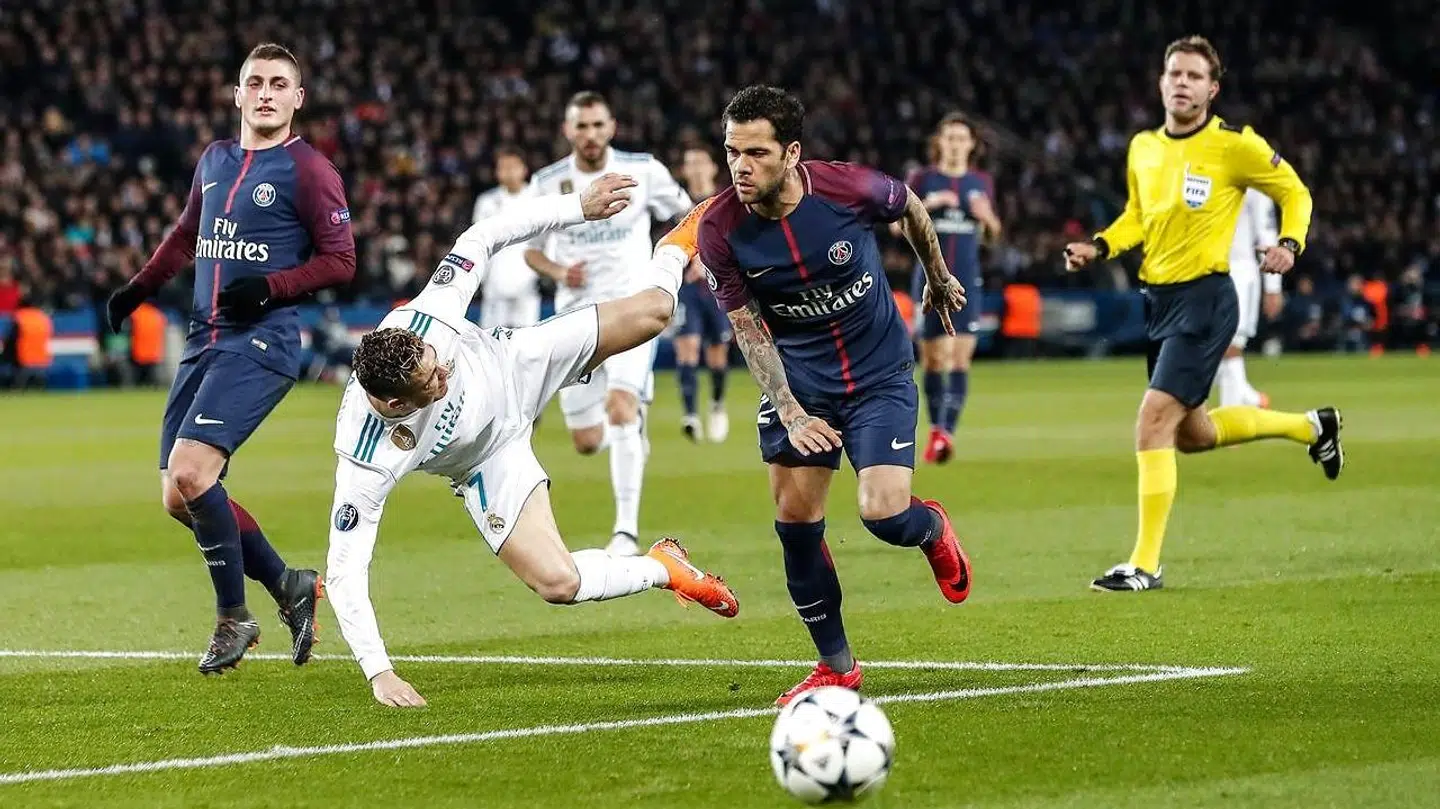 Cristiano Ronaldo og Dani Alves i én af mange dueller.