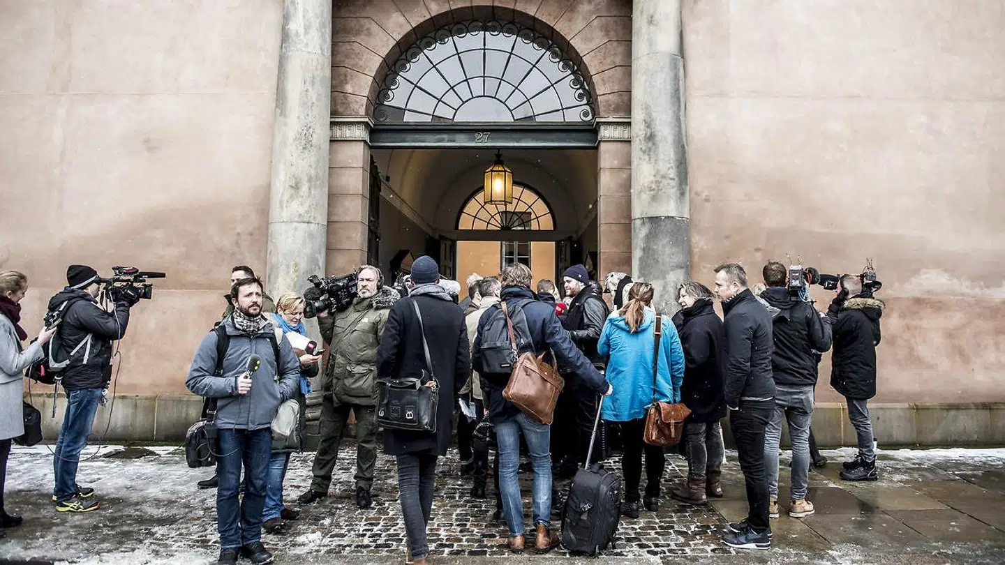 Pressen er klar til at blive lukket ind i retsbygningen hvor retssagen mod Peter Madsen indledes i Københavns Byret på Nytorv, torsdag den 8. marts 2018. Peter Madsen er tiltalt for at have dræbt den svenske journalist Kim Wall på sin ubåd, parteret liget og kastet delene i havet. Sagen fortsætter 23., 26., 27. og 28. marts samt 5., 23. og 25. april.. (Foto: Mads Claus Rasmussen/Scanpix 2018)
