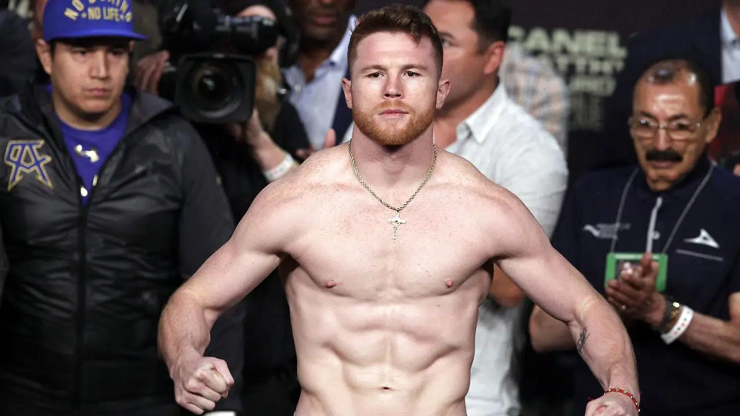Saul "Canelo" Alvarez viser musklerne til indvejningen inden sin kamp mod Julio Cesar Chavez, hvor han vandt sikkert på point. Ifølge ESPN er Canelo Alvarez den fjerdebedste bokser på tværs af alle vægtklasser.