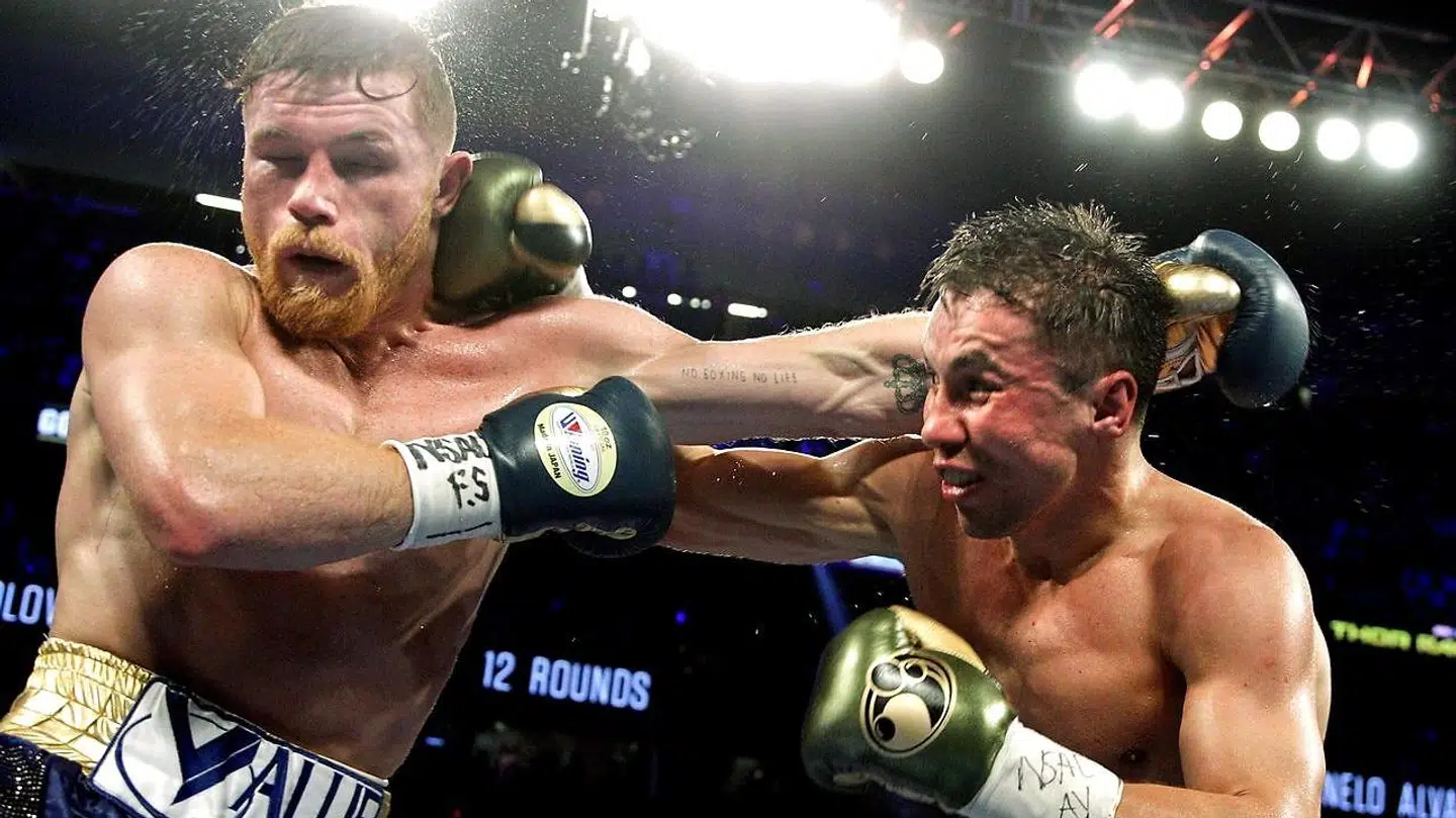 Gennady Golovkin og Canelo Alvarez ses i en slagudveksling. Deres første kamp endte efter 12 underholdende omgange uafgjort.