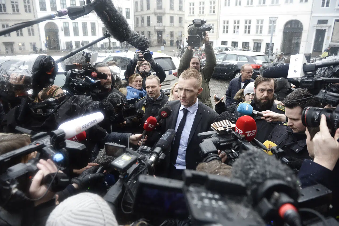 Interessen for straffesagen mod Peter Madsen er enorm. Her taler specialanklager Jakob Buch-Jepsen torsdag formiddag med pressen foran Københavns Byret. Scanpix/Mads Claus Rasmussen