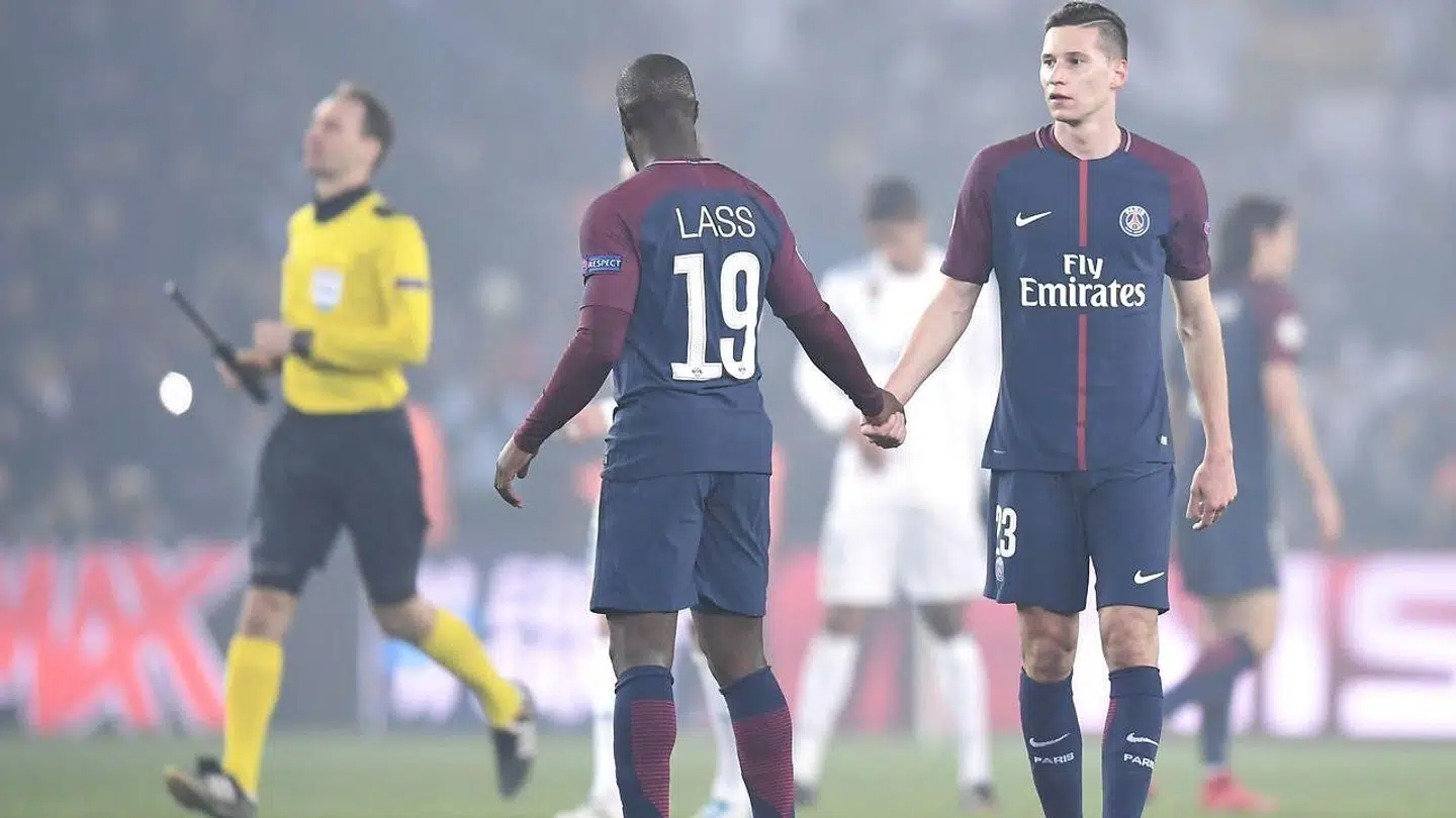 Julian Draxler (th.) og PSG er færdig i Champions League i denne omgang. Her resignerer tyskeren med holdkammeraten Lassana Diarra.